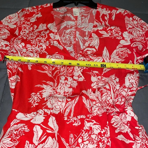 H&M Wrap Maxi Dress.  Red Floral Pattern with layered Skirt.  Size 6. - Picture 11 of 13